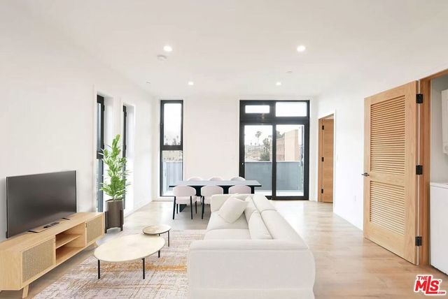 1525 N Hobart Boulevard, Los Angeles, CA 90027