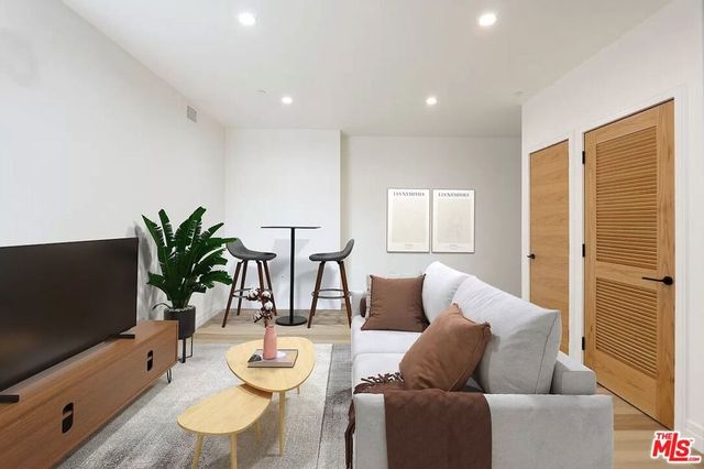 1525 N Hobart Boulevard, Los Angeles, CA 90027