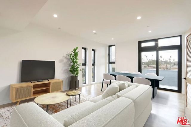 1525 N Hobart Boulevard, Los Angeles, CA 90027