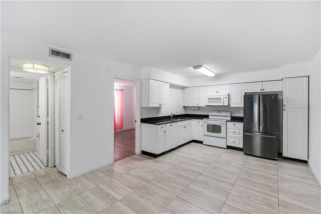 Image 5 of property listing at Address unavailable.