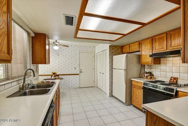 9820 W KERRY Lane, Peoria, AZ 85382