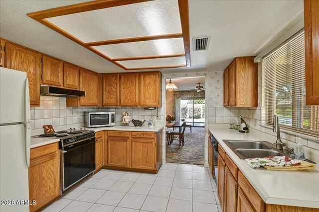 9820 W KERRY Lane, Peoria, AZ 85382