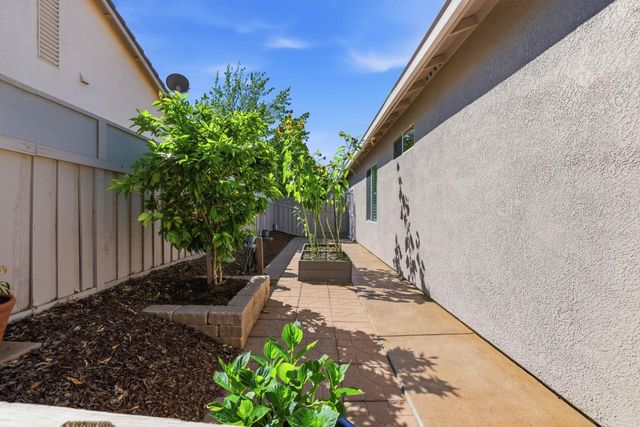 1740 Crocker Ln, Lincoln, CA 95648