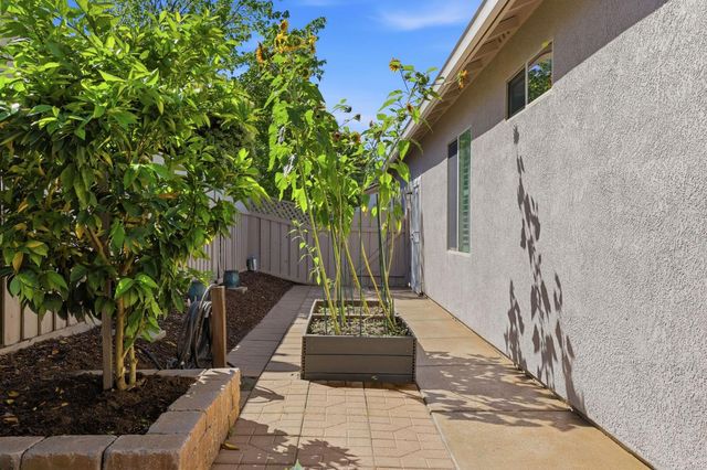 1740 Crocker Ln, Lincoln, CA 95648