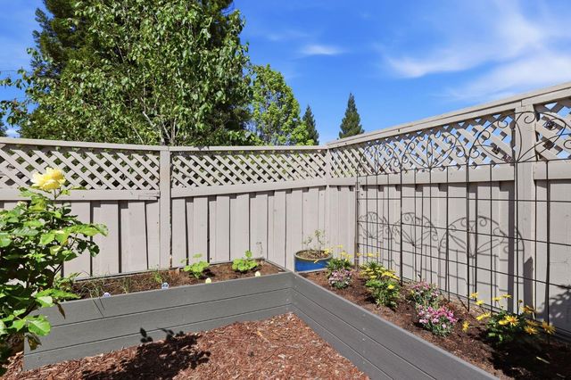 1740 Crocker Ln, Lincoln, CA 95648