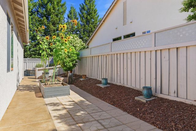 1740 Crocker Ln, Lincoln, CA 95648