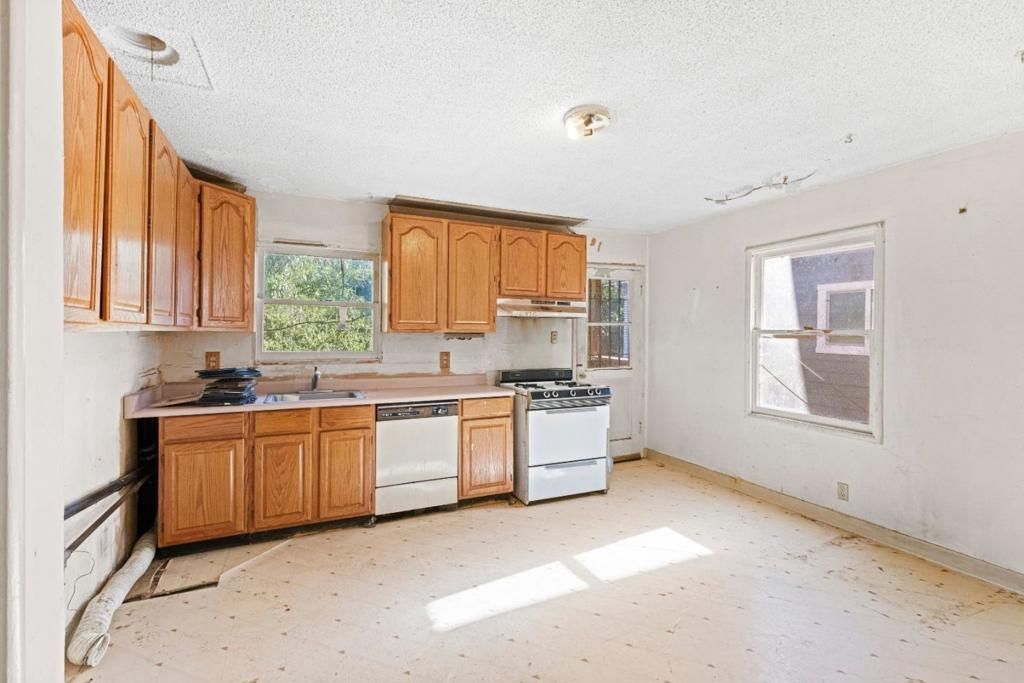 Image 12 of property listing at 6180 Oakdale Avenue, Oakland, CA 94605