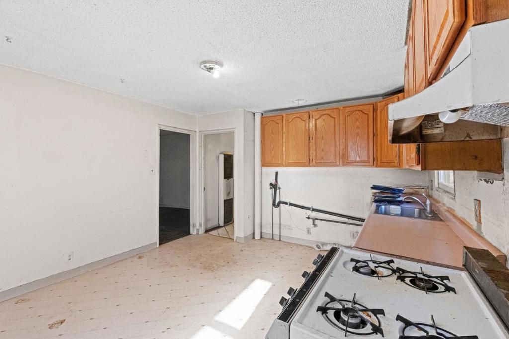 Image 14 of property listing at 6180 Oakdale Avenue, Oakland, CA 94605