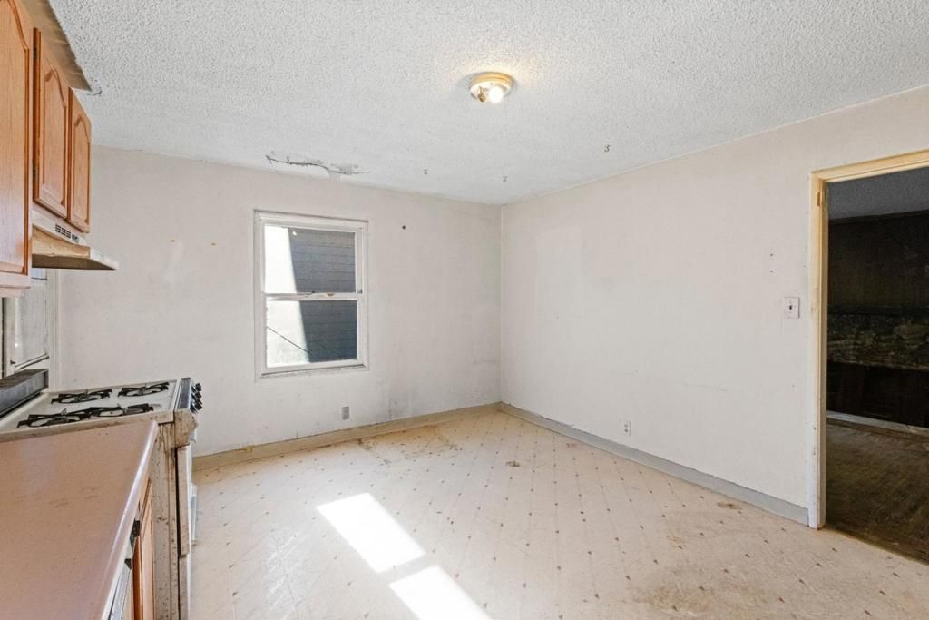 Image 15 of property listing at 6180 Oakdale Avenue, Oakland, CA 94605