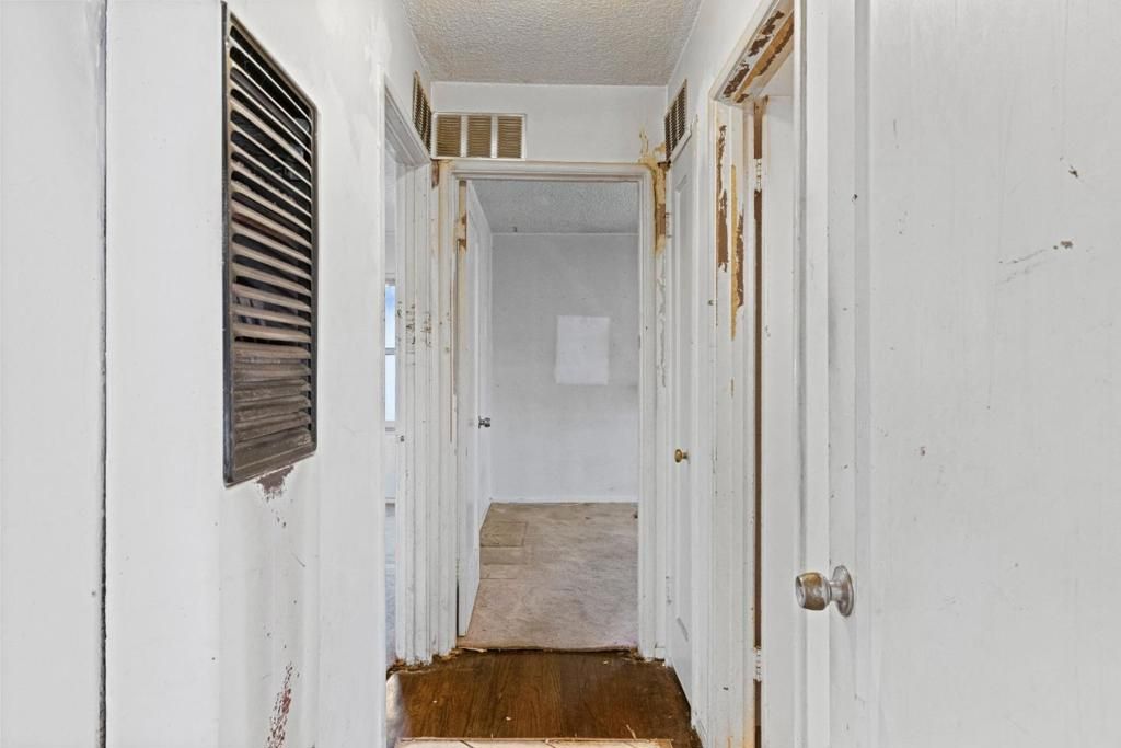 Image 16 of property listing at 6180 Oakdale Avenue, Oakland, CA 94605