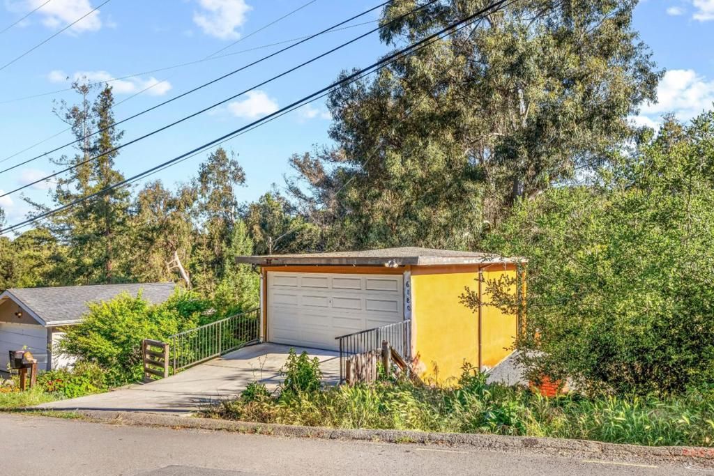 Image 2 of property listing at 6180 Oakdale Avenue, Oakland, CA 94605