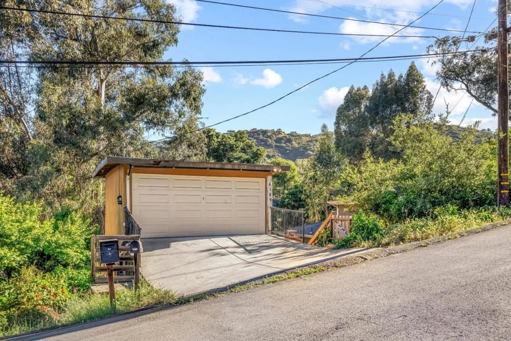 Image 3 of property listing at 6180 Oakdale Avenue, Oakland, CA 94605