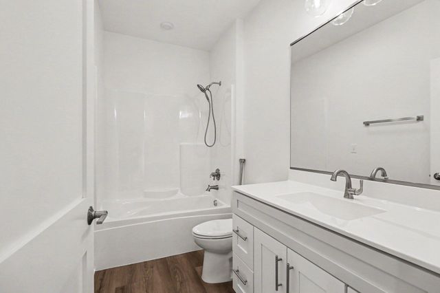 1907 E Woodglen Circle, Valparaiso, IN 46383