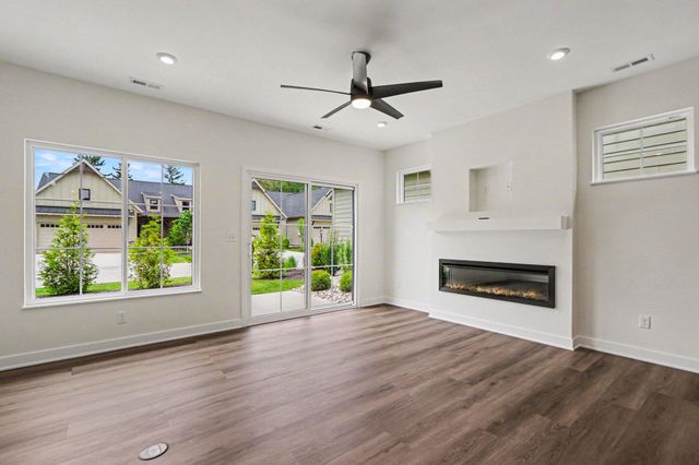 1907 E Woodglen Circle, Valparaiso, IN 46383