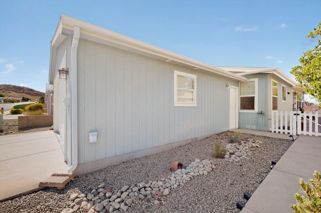 214 Sunrise Bluffs Drive, Belen, NM 87002