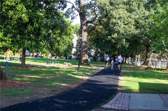 2110 Lavista Circle, Hapeville, GA 30354