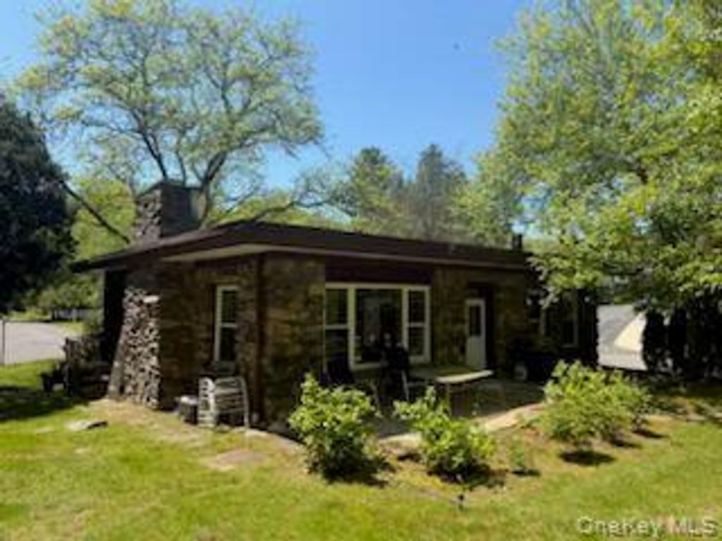 7 Saxon Woods Road, White Plains, NY 10605