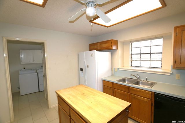 802 Athens, Castroville, TX 78009