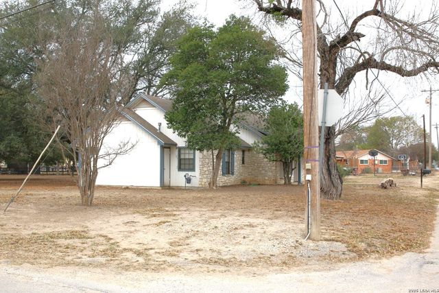 802 Athens, Castroville, TX 78009