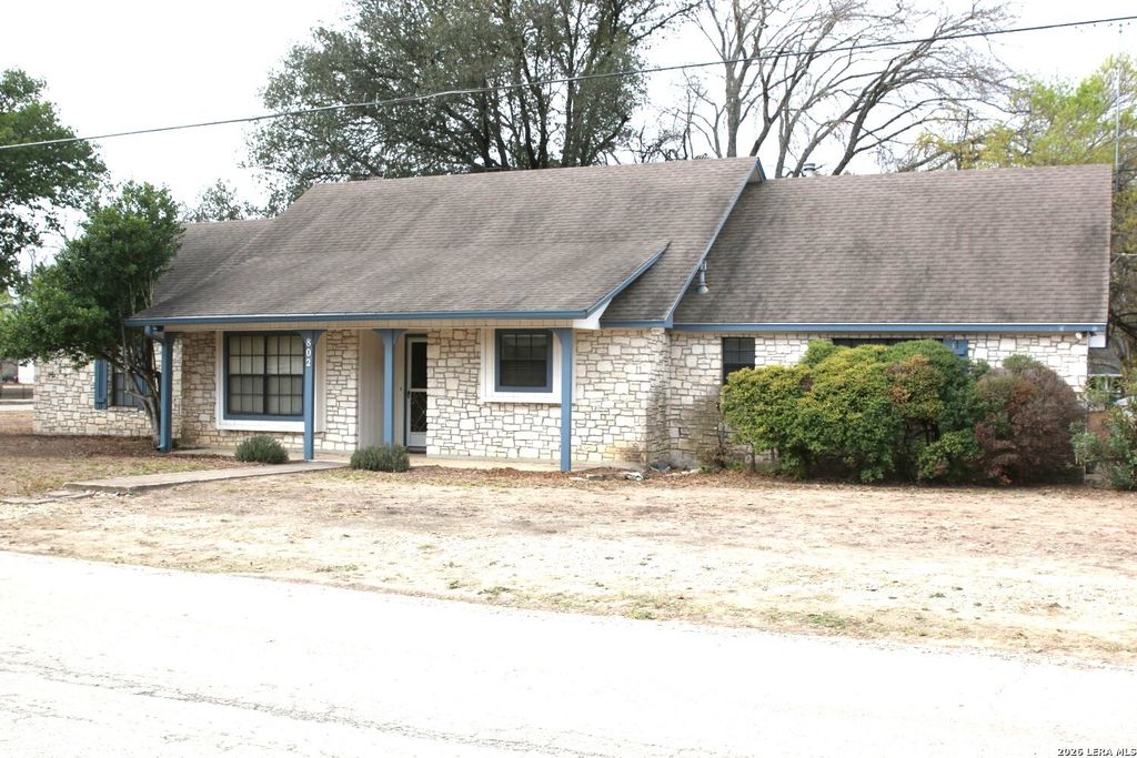 802 Athens, Castroville, TX 78009