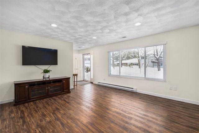 122 Edaville Court, Warwick, RI 02886