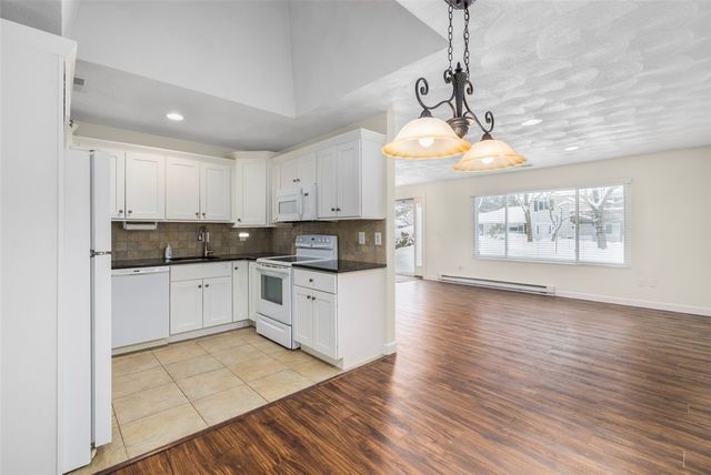 122 Edaville Court, Warwick, RI 02886