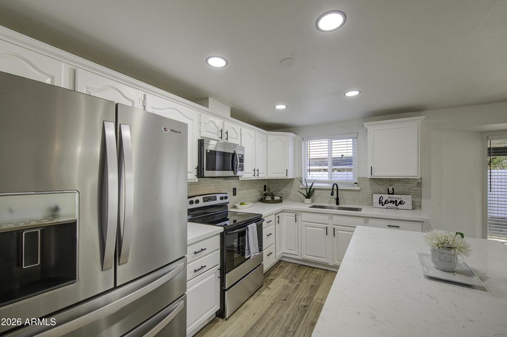 Image 10 of property listing at 6213 W ALMERIA Road, Phoenix, AZ 85035