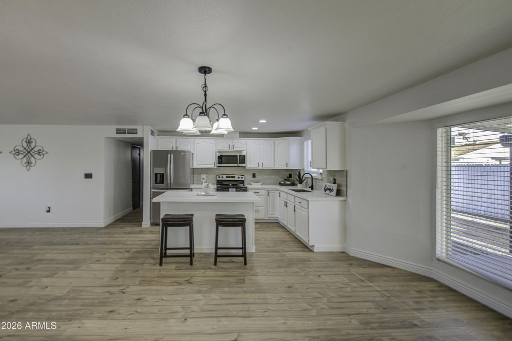 Image 11 of property listing at 6213 W ALMERIA Road, Phoenix, AZ 85035