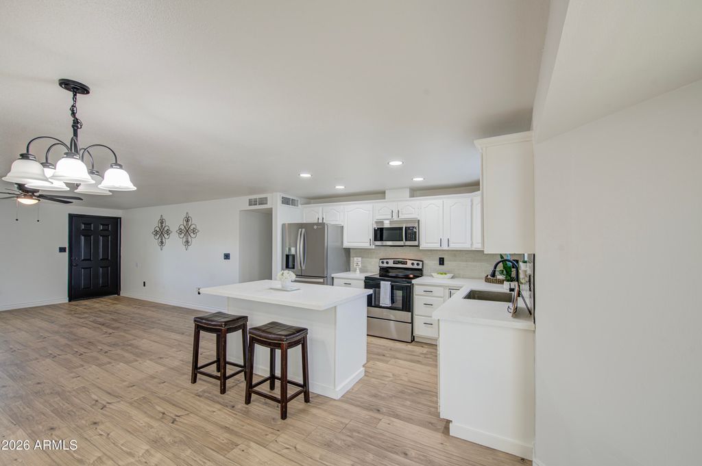 Image 12 of property listing at 6213 W ALMERIA Road, Phoenix, AZ 85035
