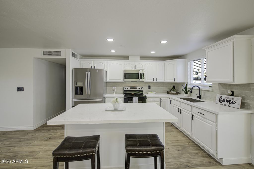 Image 13 of property listing at 6213 W ALMERIA Road, Phoenix, AZ 85035