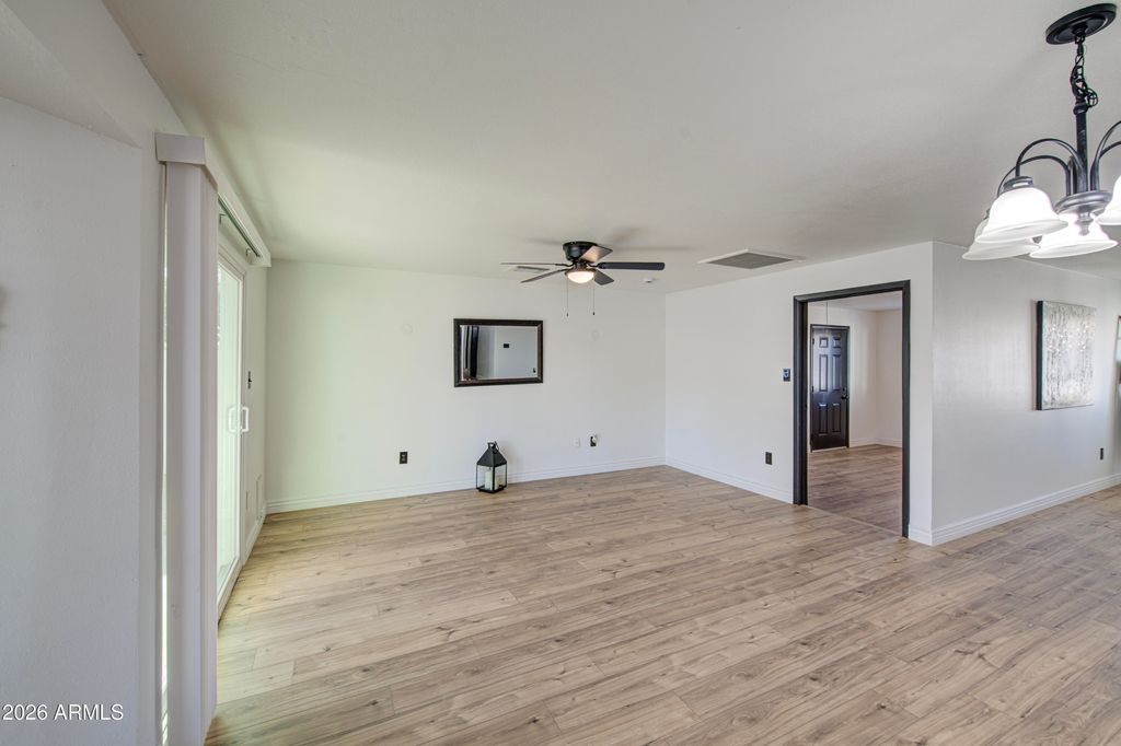 Image 14 of property listing at 6213 W ALMERIA Road, Phoenix, AZ 85035