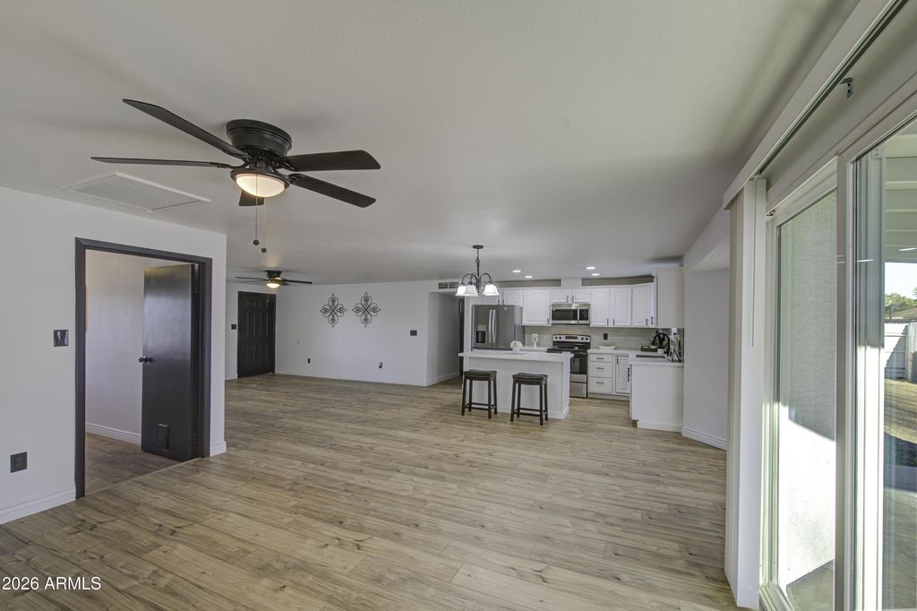 Image 15 of property listing at 6213 W ALMERIA Road, Phoenix, AZ 85035