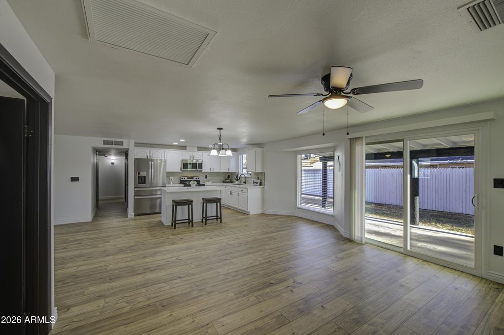 Image 16 of property listing at 6213 W ALMERIA Road, Phoenix, AZ 85035