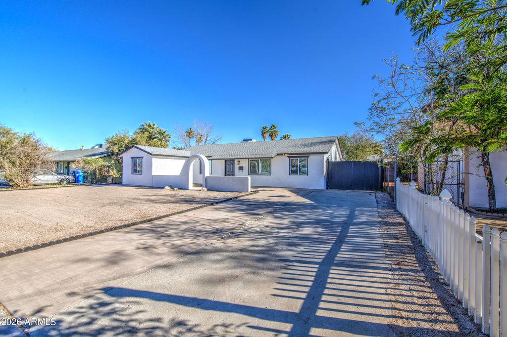 Image 2 of property listing at 6213 W ALMERIA Road, Phoenix, AZ 85035