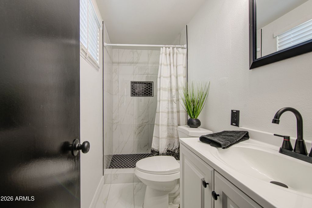 Image 21 of property listing at 6213 W ALMERIA Road, Phoenix, AZ 85035