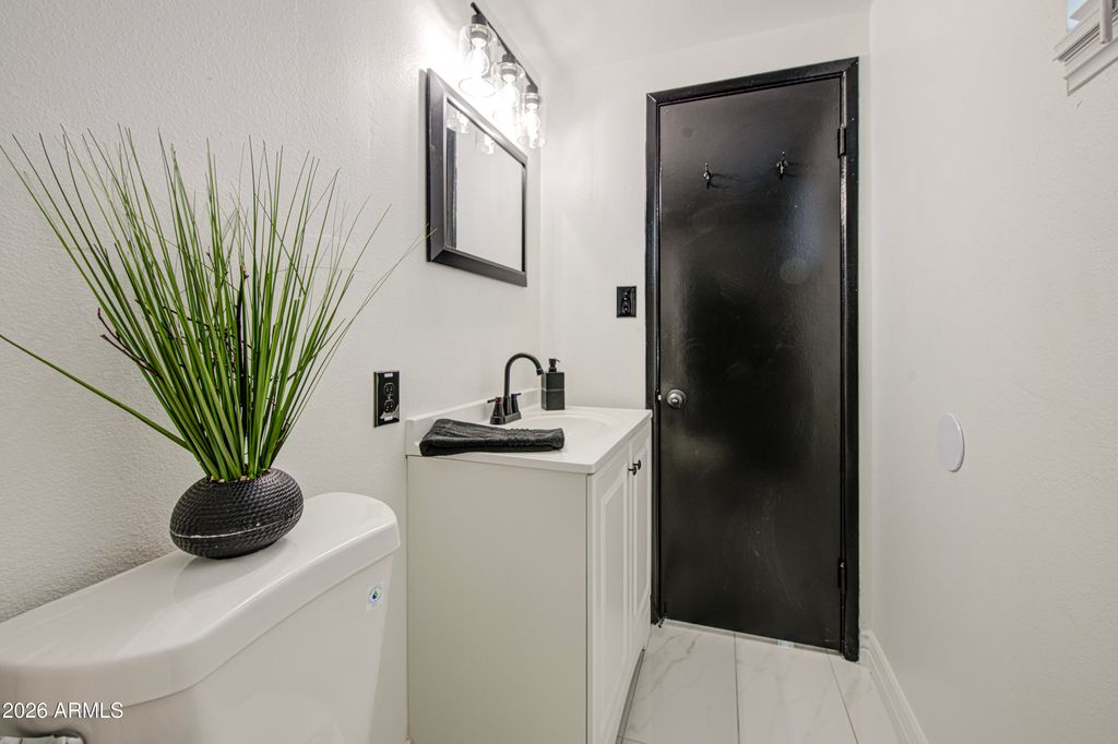 Image 23 of property listing at 6213 W ALMERIA Road, Phoenix, AZ 85035