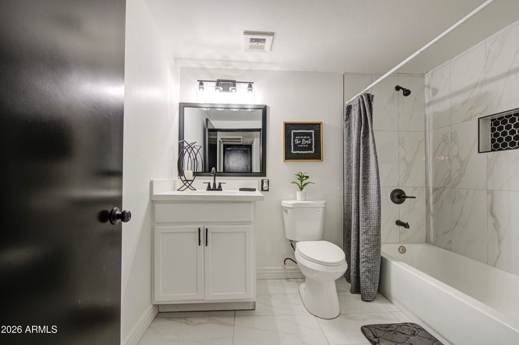 Image 27 of property listing at 6213 W ALMERIA Road, Phoenix, AZ 85035