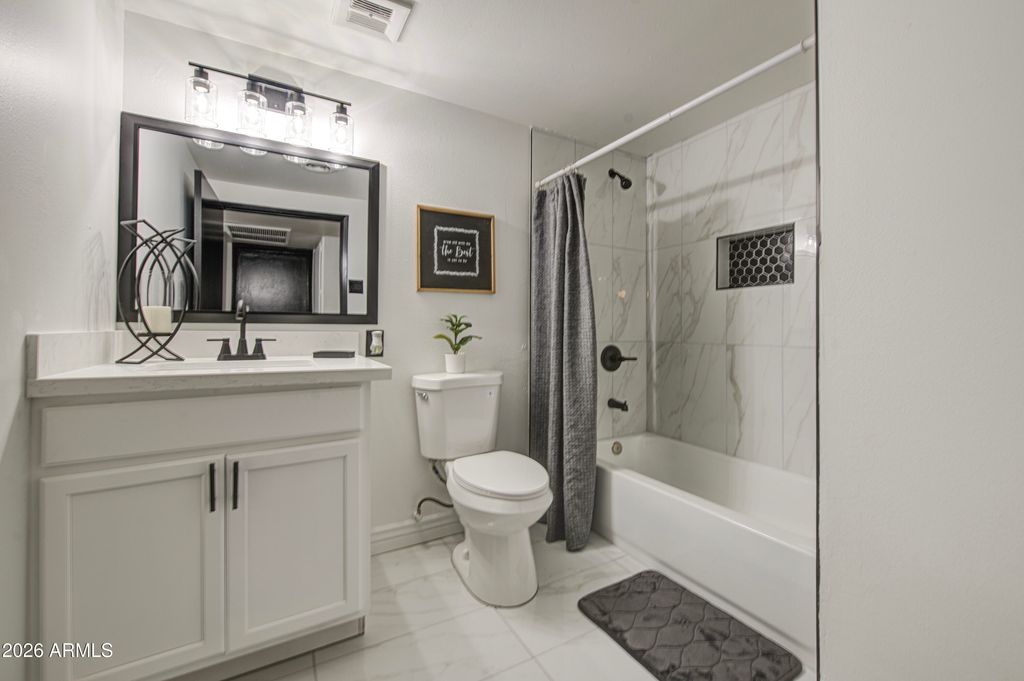 Image 28 of property listing at 6213 W ALMERIA Road, Phoenix, AZ 85035