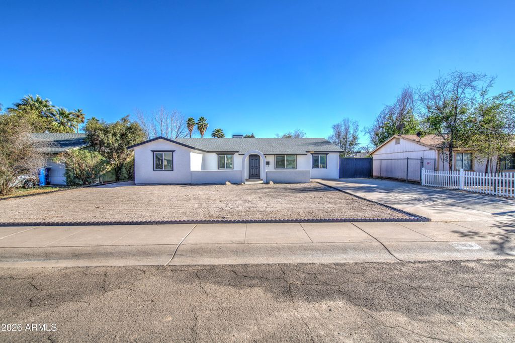 Image 3 of property listing at 6213 W ALMERIA Road, Phoenix, AZ 85035