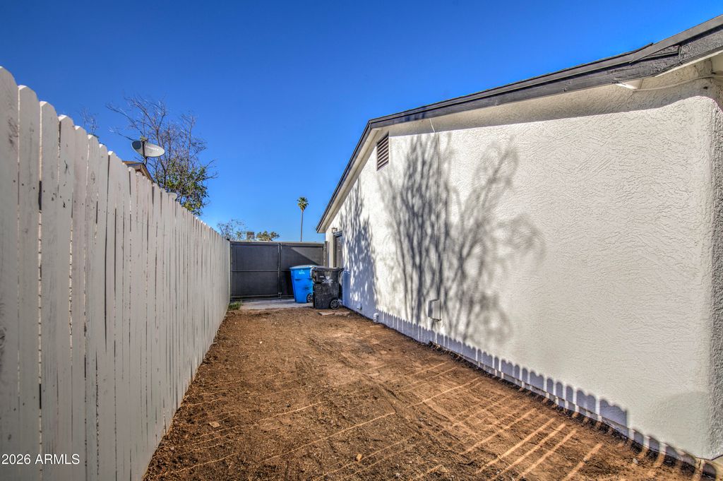 Image 31 of property listing at 6213 W ALMERIA Road, Phoenix, AZ 85035