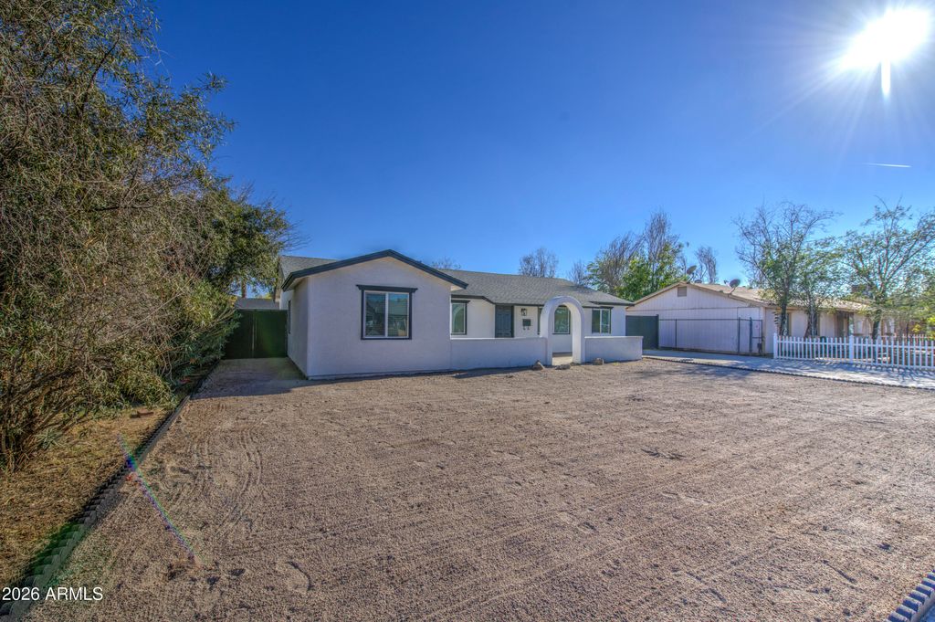 Image 4 of property listing at 6213 W ALMERIA Road, Phoenix, AZ 85035