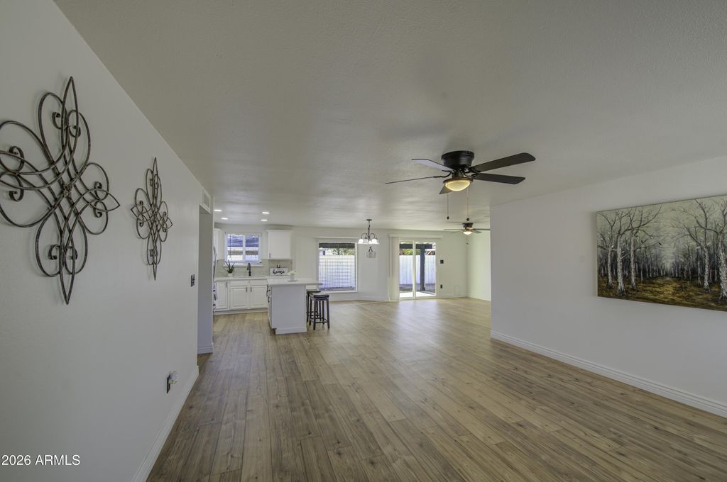 Image 5 of property listing at 6213 W ALMERIA Road, Phoenix, AZ 85035