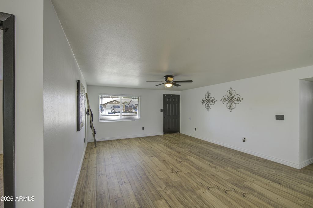 Image 6 of property listing at 6213 W ALMERIA Road, Phoenix, AZ 85035