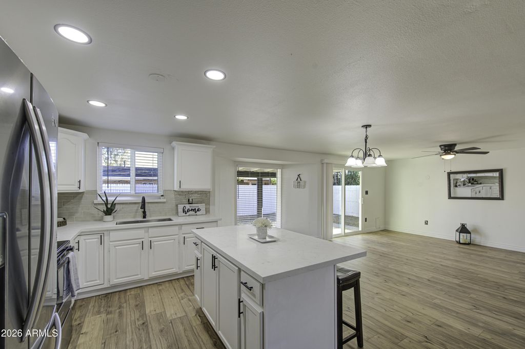 Image 7 of property listing at 6213 W ALMERIA Road, Phoenix, AZ 85035
