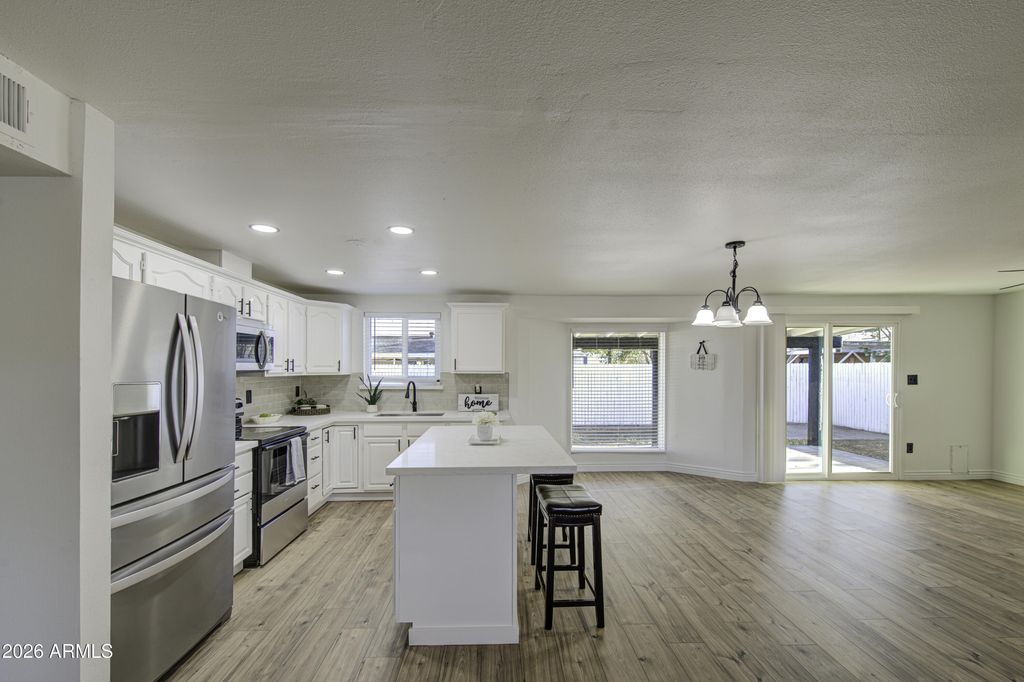 Image 8 of property listing at 6213 W ALMERIA Road, Phoenix, AZ 85035