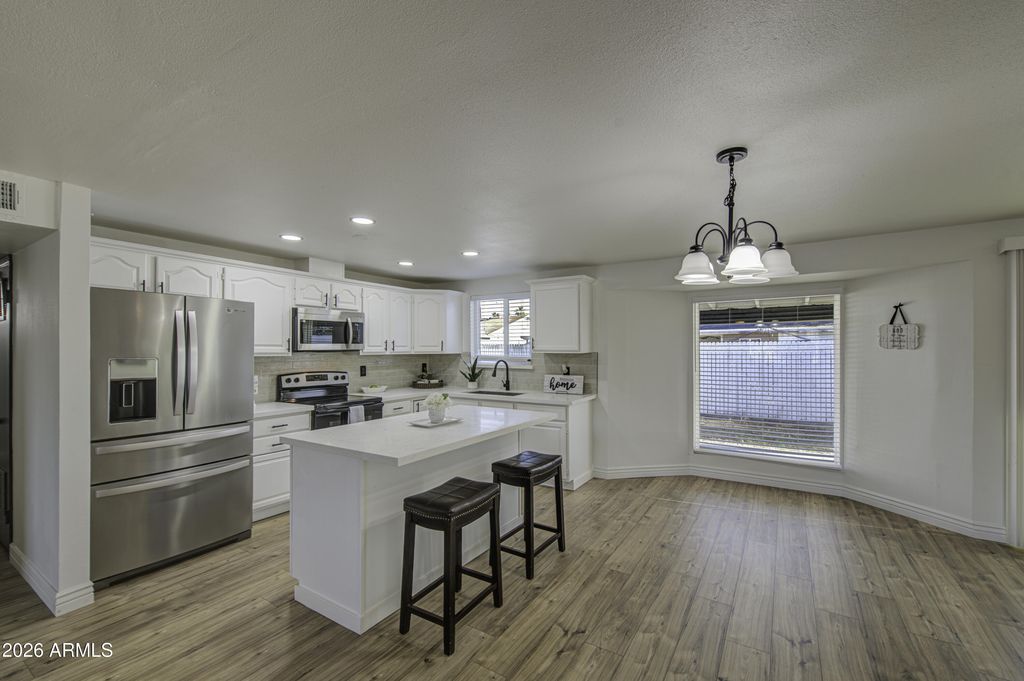 Image 9 of property listing at 6213 W ALMERIA Road, Phoenix, AZ 85035