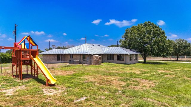 166 LOWER SEGUIN RD, Marion, TX 78124