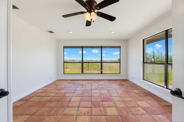 166 LOWER SEGUIN RD, Marion, TX 78124