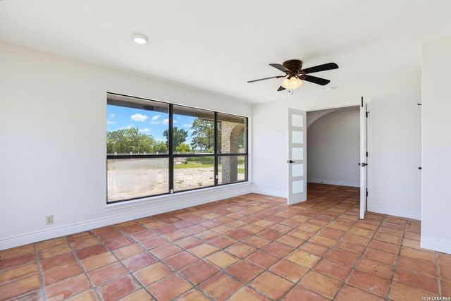 166 LOWER SEGUIN RD, Marion, TX 78124