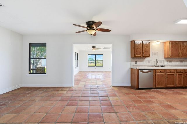 166 LOWER SEGUIN RD, Marion, TX 78124
